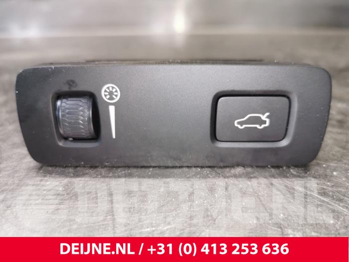 Używane Sciemniacz kokpitowy Volvo XC40 (XZ) 1.5 T3 Autom. 12V Cena € 25,00 Procedura marży oferowane przez van Deijne Onderdelen Uden B.V.