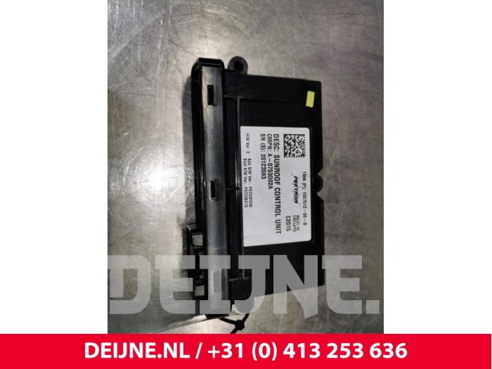 Używane Szyberdach (rózne) Tesla Model S 70D Cena € 96,80 Z VAT oferowane przez van Deijne Onderdelen Uden B.V.