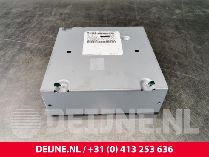 Używane Modul radiowy Tesla Model S 70D Cena € 302,50 Z VAT oferowane przez van Deijne Onderdelen Uden B.V.
