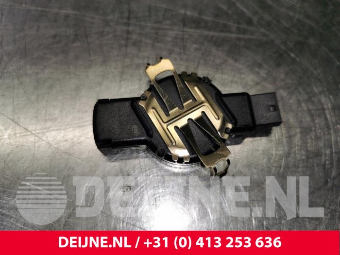 Begagnade Regnsensor Tesla Model S 70D Pris € 60,50 Inklusive moms erbjuds av van Deijne Onderdelen Uden B.V.