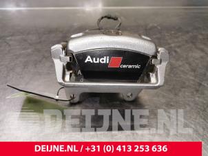 Używane Zacisk hamulcowy prawy tyl Audi S8 (D4) 4.0 Plus V8 TFSI 32V Cena € 500,00 Procedura marży oferowane przez van Deijne Onderdelen Uden B.V.