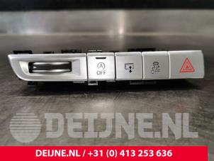 Usagé Commutateur éclairage d'urgence Audi S8 (D4) 4.0 Plus V8 TFSI 32V Prix € 50,00 Règlement à la marge proposé par van Deijne Onderdelen Uden B.V.
