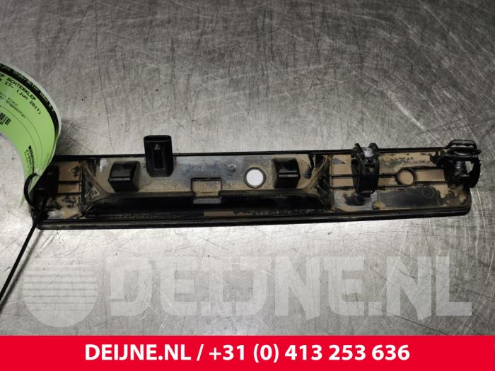 Używane Uchwyt tylnej klapy Volvo V90 II (PW) 2.0 D3 16V AWD Cena € 60,00 Procedura marży oferowane przez van Deijne Onderdelen Uden B.V.