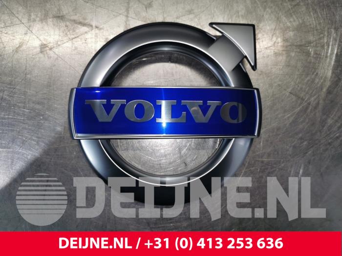 Nowe Emblemat Volvo V60 I (FW/GW) Cena € 30,25 Z VAT oferowane przez van Deijne Onderdelen Uden B.V.