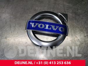 Nowe Emblemat Volvo XC60 Cena € 30,25 Z VAT oferowane przez van Deijne Onderdelen Uden B.V.