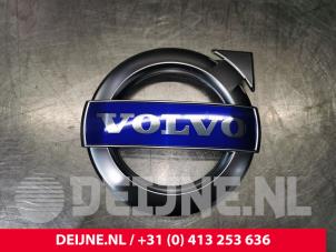 Nuevos Emblema Volvo XC60 Precio € 30,25 IVA incluido ofrecido por van Deijne Onderdelen Uden B.V.