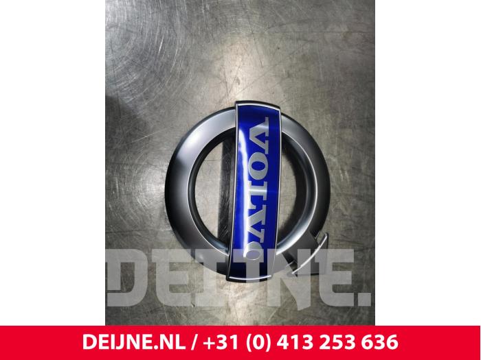 Nowe Emblemat Volvo S60 Cena € 30,25 Z VAT oferowane przez van Deijne Onderdelen Uden B.V.