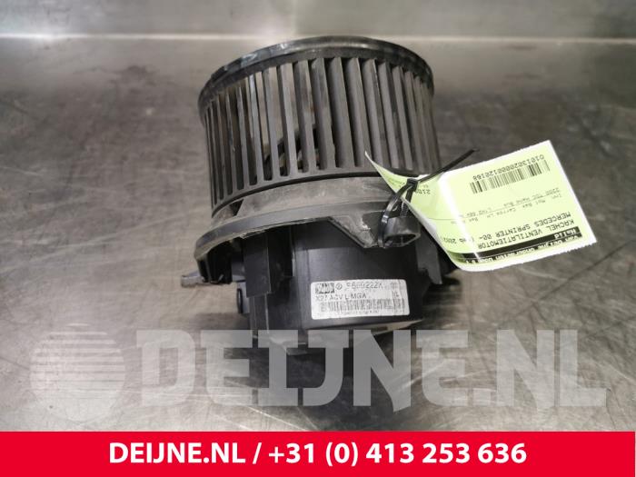 Heating and ventilation fan motor from a Mercedes-Benz Sprinter 2t (901/902) 211 CDI 16V 2002