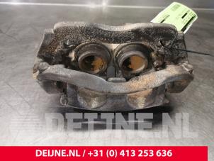Używane Zacisk hamulcowy lewy przód Mercedes Vito (447.6) 1.6 111 CDI 16V Cena € 72,60 Z VAT oferowane przez van Deijne Onderdelen Uden B.V.