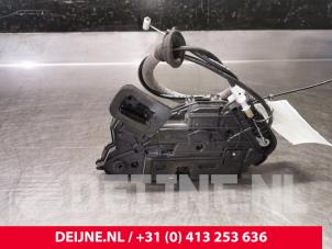 Usados Mecanismo de cerradura de puerta de 2 puertas izquierda Volkswagen Crafter (SY) 2.0 TDI Precio € 36,30 IVA incluido ofrecido por van Deijne Onderdelen Uden B.V.
