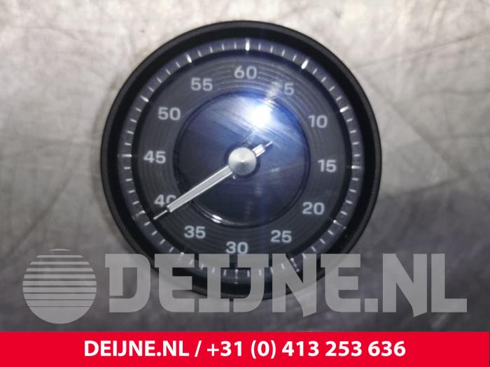 Begagnade Klocka Porsche Taycan (Y1A) 4S Pris € 484,00 Inklusive moms erbjuds av van Deijne Onderdelen Uden B.V.