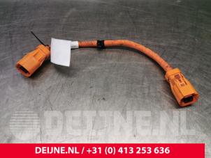 Używane Kabel wysokiego napiecia Porsche Taycan (Y1A) 4S Cena € 108,90 Z VAT oferowane przez van Deijne Onderdelen Uden B.V.