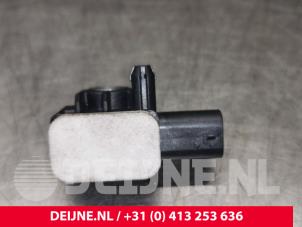 Usagé Détecteur airbag Porsche Taycan (Y1A) 4S Prix € 30,25 Prix TTC proposé par van Deijne Onderdelen Uden B.V.