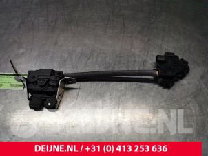 Używane Mechanizm zamka tylnej klapy Porsche Taycan (Y1A) 4S Cena € 66,55 Z VAT oferowane przez van Deijne Onderdelen Uden B.V.