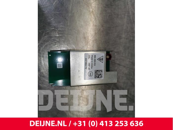 Używane Antena Porsche Taycan (Y1A) 4S Cena € 42,35 Z VAT oferowane przez van Deijne Onderdelen Uden B.V.