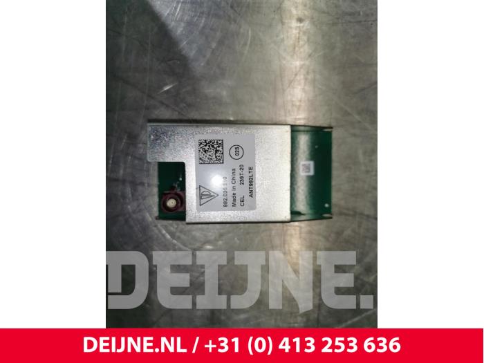 Używane Antena Porsche Taycan (Y1A) 4S Cena € 42,35 Z VAT oferowane przez van Deijne Onderdelen Uden B.V.