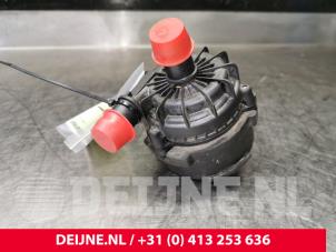 Używane Dodatkowa pompa wodna Porsche Taycan (Y1A) 4S Cena € 157,30 Z VAT oferowane przez van Deijne Onderdelen Uden B.V.