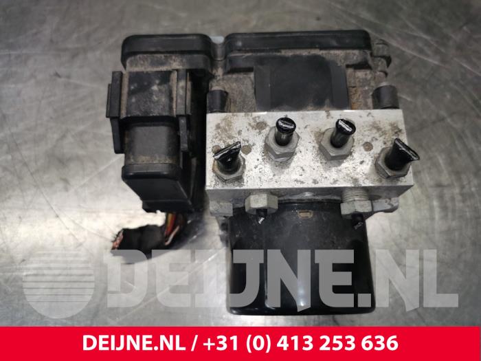 Używane Pompa ABS Volvo V40 (MV) 1.6 D2 Cena € 20,00 Procedura marży oferowane przez van Deijne Onderdelen Uden B.V.