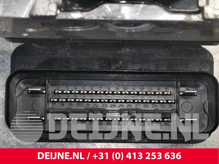 ABS Pumpe van een Volvo V60 I (FW/GW) 2.0 D4 16V 2014