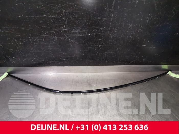Używane Listwa ozdobna Porsche Taycan (Y1A) 4S Cena € 133,10 Z VAT oferowane przez van Deijne Onderdelen Uden B.V.