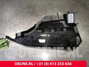 Używane Wspornik zderzaka lewy tyl Porsche Taycan (Y1A) 4S Cena € 18,15 Z VAT oferowane przez van Deijne Onderdelen Uden B.V.