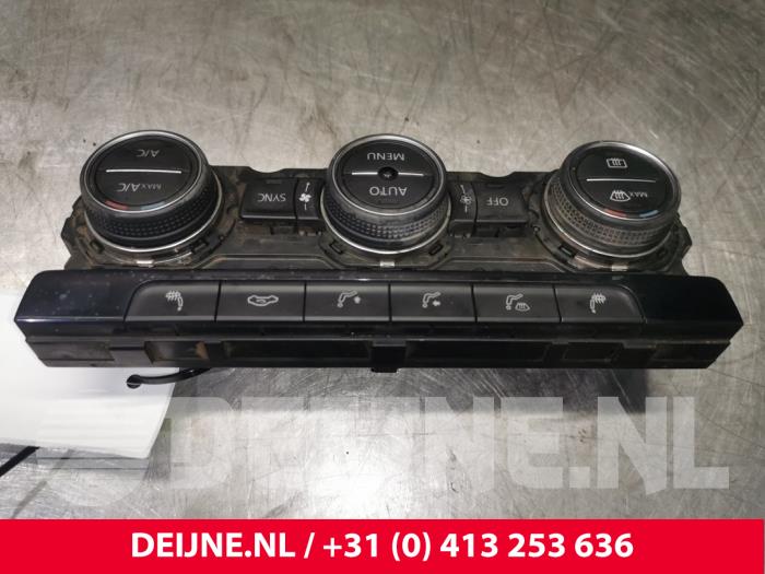 Heater control panel from a Volkswagen Golf VII (AUA) 2.0 R-line 4Motion 16V 2020