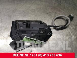Używane Mechanizm blokady drzwi prawych przednich wersja 4-drzwiowa Volkswagen Golf VII (AUA) 2.0 R-line 4Motion 16V Cena € 8,00 Procedura marży oferowane przez van Deijne Onderdelen Uden B.V.