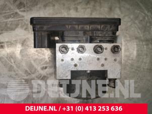 Używane Pompa ABS Renault Trafic (1FL/2FL/3FL/4FL) 1.6 dCi 115 Cena € 181,50 Z VAT oferowane przez van Deijne Onderdelen Uden B.V.
