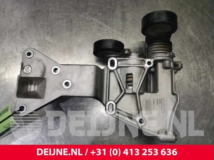 Gebrauchte Dynamostütze oben Volvo V40 Preis € 30,00 Margenregelung angeboten von van Deijne Onderdelen Uden B.V.