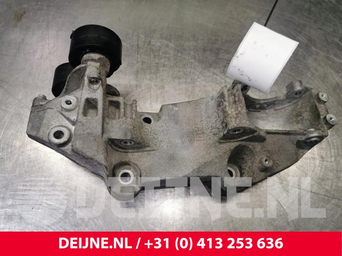 Gebrauchte Dynamostütze oben Opel Vivaro 2.0 CDTI Preis € 48,40 Mit Mehrwertsteuer angeboten von van Deijne Onderdelen Uden B.V.