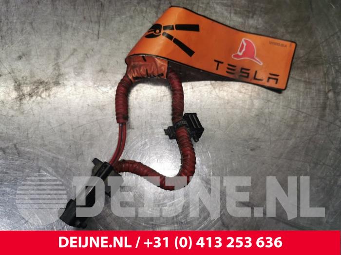 Używane Kabel (rózne) Tesla Model S 70D Cena € 24,20 Z VAT oferowane przez van Deijne Onderdelen Uden B.V.