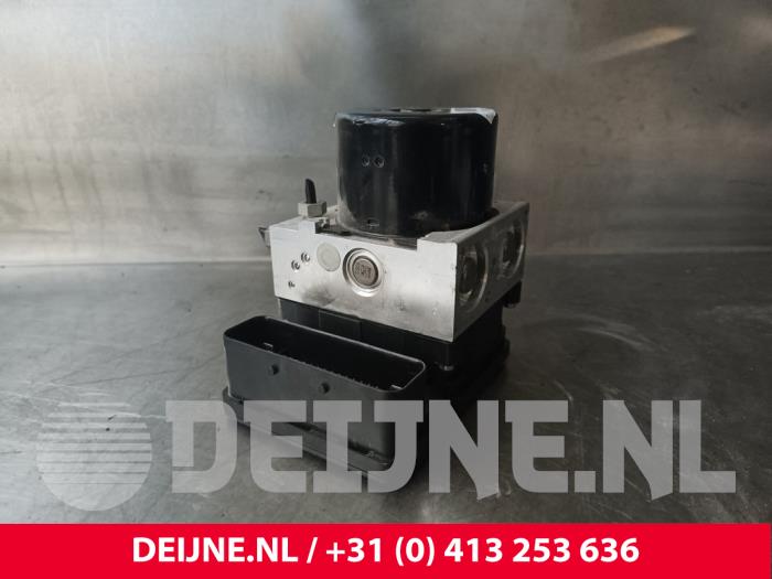 Używane Pompa ABS Volvo V40 (MV) 2.0 T2 16V Cena € 40,00 Procedura marży oferowane przez van Deijne Onderdelen Uden B.V.