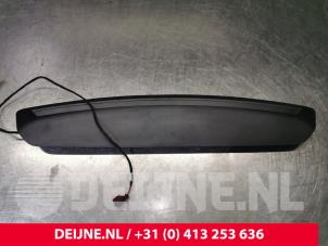 Używane Dodatkowe swiatlo stopu srodek Mercedes E (W213) E-220d 2.0 Turbo 16V Cena € 19,00 Procedura marży oferowane przez van Deijne Onderdelen Uden B.V.