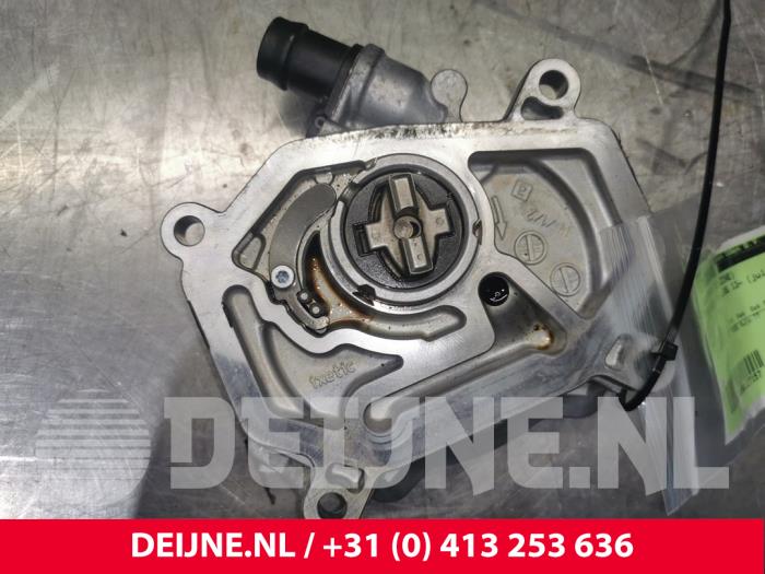 Vacuum pump (petrol) from a Mercedes-Benz CLA (117.3) 1.6 CLA-180 16V 2014