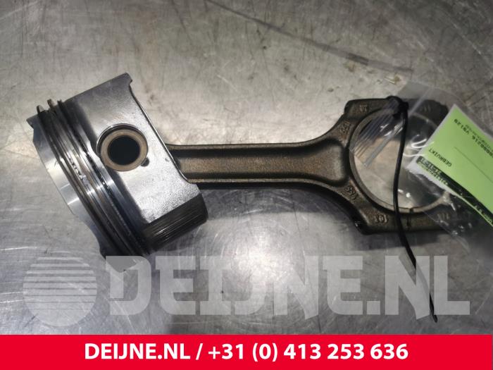 Usados Pistón Porsche Cayenne (9PA) 4.5 S V8 32V Precio € 150,00 Norma de margen ofrecido por van Deijne Onderdelen Uden B.V.