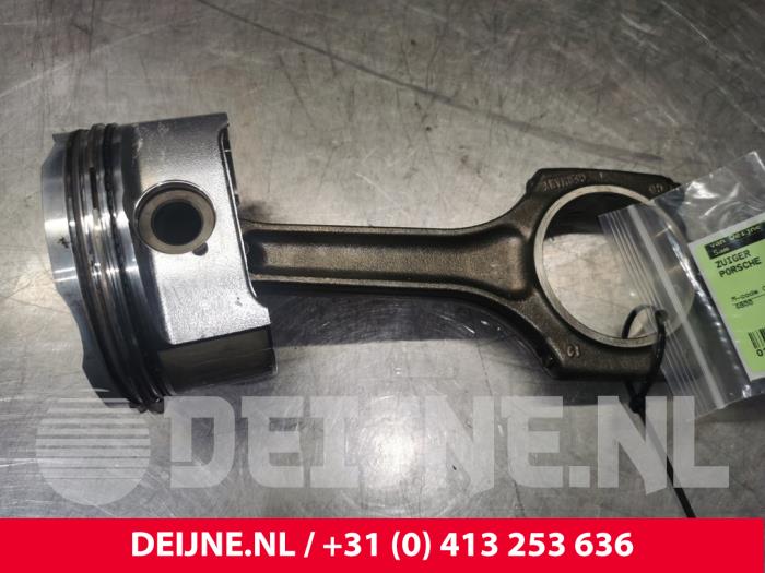 Usados Pistón Porsche Cayenne (9PA) 4.5 S V8 32V Precio € 120,00 Norma de margen ofrecido por van Deijne Onderdelen Uden B.V.