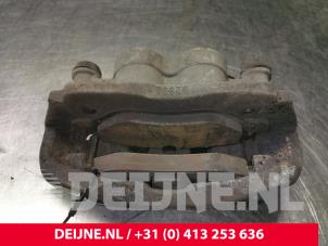 Używane Zacisk hamulcowy lewy przód Mercedes Vito (639.6) 2.2 110 CDI 16V Euro 5 Cena € 90,75 Z VAT oferowane przez van Deijne Onderdelen Uden B.V.