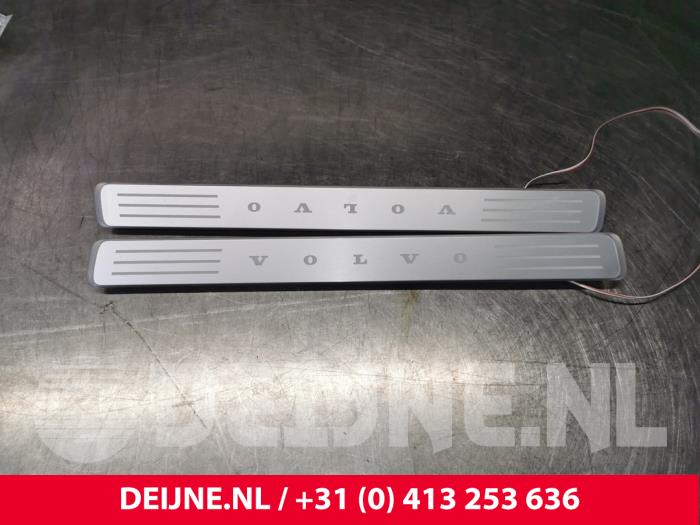 Nya Innerbelysning Volvo XC90 II Pris € 356,95 Inklusive moms erbjuds av van Deijne Onderdelen Uden B.V.