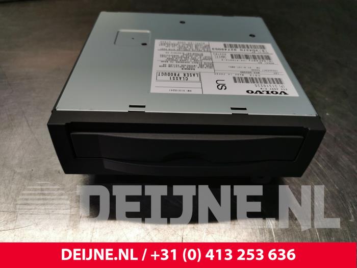 Nowe Odtwarzacz CD Volvo C70 (MC) Cena € 90,75 Z VAT oferowane przez van Deijne Onderdelen Uden B.V.