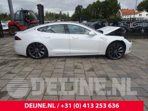 Gebrauchte Zusätzliches Fenster 4-türig rechts hinten Tesla Model S Preis € 60,50 Mit Mehrwertsteuer angeboten von van Deijne Onderdelen Uden B.V.