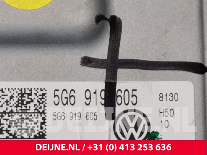 Wyswietlacz jednostki multimedialnej z Volkswagen Touran (5T1) 2.0 TDI 150 2017