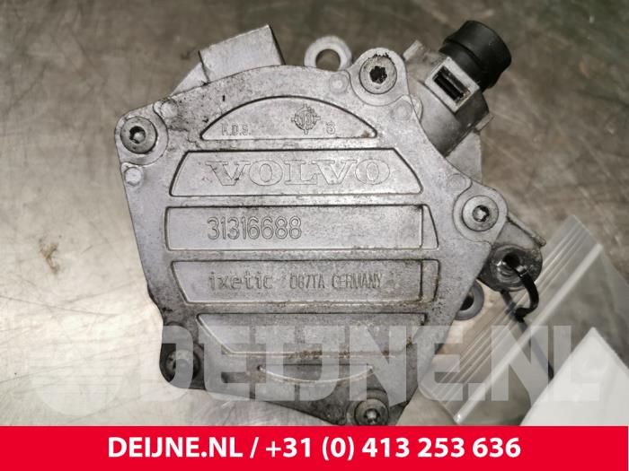 Vacuum pump (diesel) from a Volvo V60 I (FW/GW) 2.0 D4 16V 2015