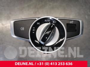 Używane Przelacznik swiatel Mercedes E (R238) E-200 2.0 Turbo 16V Cena € 20,00 Procedura marży oferowane przez van Deijne Onderdelen Uden B.V.