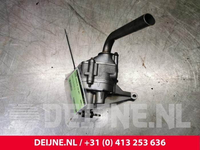 Używane Pompa oleju Mercedes Sprinter 3,5t (906.73) 315 CDI 16V Cena € 90,75 Z VAT oferowane przez van Deijne Onderdelen Uden B.V.
