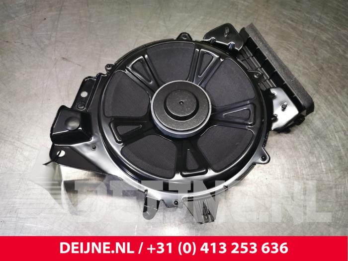 Używane Subwoofer Polestar Polestar 2 78kWh Long Range Dual Motor Cena € 90,75 Z VAT oferowane przez van Deijne Onderdelen Uden B.V.