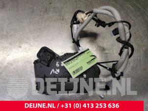 Używane Mechanizm blokady drzwi prawych przednich wersja 4-drzwiowa Volkswagen Golf VIII (CD1) 1.5 eTSI 16V Cena € 20,00 Procedura marży oferowane przez van Deijne Onderdelen Uden B.V.