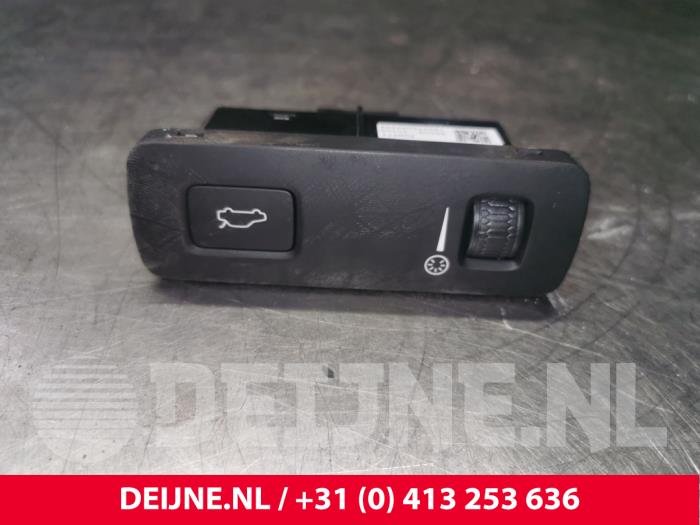 Używane Sciemniacz kokpitowy Polestar Polestar 2 78kWh Long Range Dual Motor Cena € 24,20 Z VAT oferowane przez van Deijne Onderdelen Uden B.V.