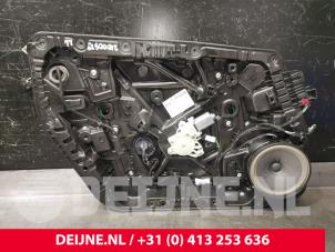 Używane Mechanizm szyby lewej przedniej wersja 4-drzwiowa Mercedes A (177.0) 1.3 A-180 Turbo 16V Cena € 125,00 Procedura marży oferowane przez van Deijne Onderdelen Uden B.V.