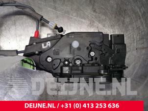 Używane Mechanizm blokady drzwi lewych tylnych wersja 4-drzwiowa Mercedes A (177.0) 1.3 A-180 Turbo 16V Cena € 45,00 Procedura marży oferowane przez van Deijne Onderdelen Uden B.V.