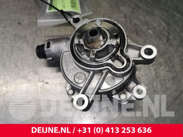 Vacuum pump (diesel) from a Volvo V70 (BW) 2.0 D3 20V 2013